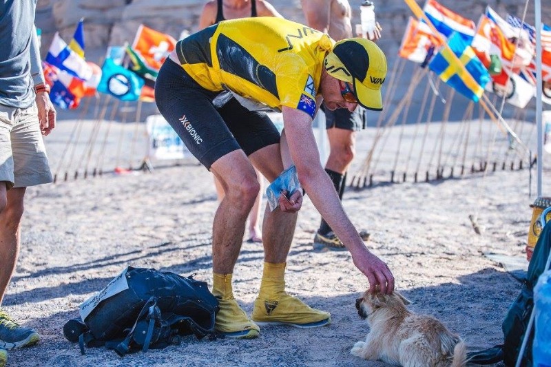 Ein untrennbares Team bildern der Läufer und der Hund